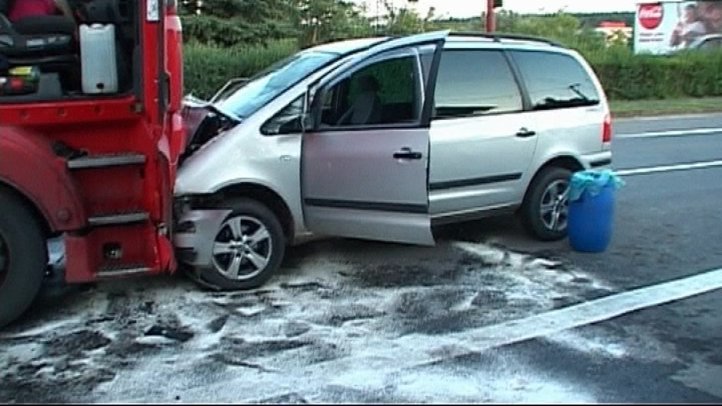 Nehoda - kamionista zrážka auto - Dudince